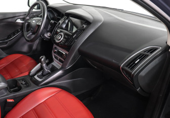 Подержанный автомобиль Ford Focus Hatchback 2013 года (10 фото)