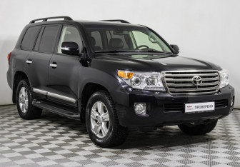 Подержанный автомобиль Toyota Land Cruiser Suv 2015 года (3 фото)