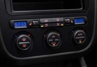 Подержанный автомобиль Volkswagen Golf Hatchback 2008 года (17 фото)