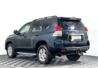Подержанный автомобиль Toyota Land Cruiser Prado 2011 года (7 фото)