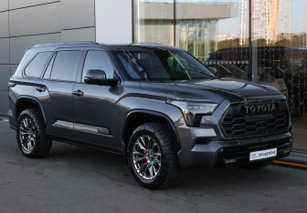 Подержанный автомобиль Toyota Sequoia 2022 года (3 фото)