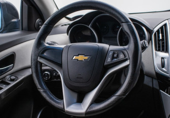 Подержанный автомобиль Chevrolet Cruze Hatchback 2013 года (15 фото)