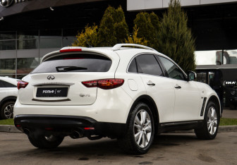 Подержанный автомобиль Infiniti QX70 2016 года (4 фото)