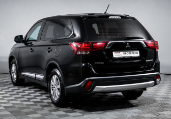 Подержанный автомобиль Mitsubishi Outlander 2015 года (7 фото)