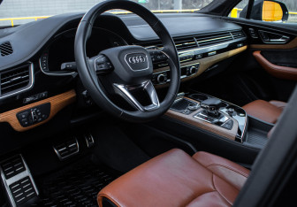 Подержанный автомобиль Audi Q7 2016 года (10 фото)