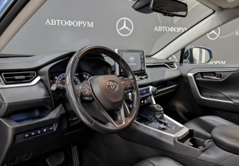 Подержанный автомобиль Toyota RAV4 2020 года (15 фото)
