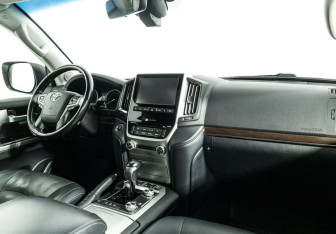 Подержанный автомобиль Toyota Land Cruiser Suv 2015 года (5 фото)