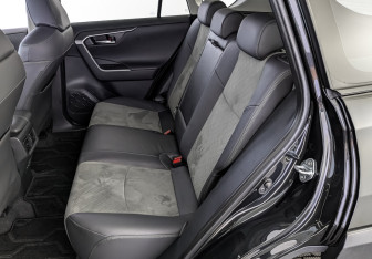 Подержанный автомобиль Toyota RAV4 2024 года (18 фото)