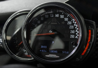 Подержанный автомобиль MINI Hatch 2018 года (12 фото)