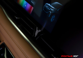 Подержанный автомобиль Voyah Dream 2023 года (19 фото)