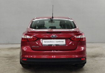 Подержанный автомобиль Ford Focus Sedan 2013 года (7 фото)