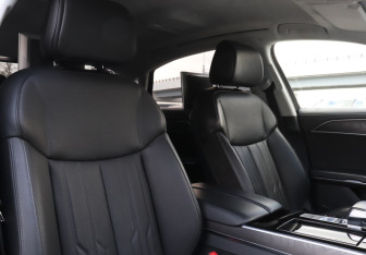 Подержанный автомобиль Audi A8 2019 года (14 фото)