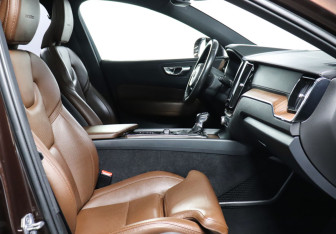 Подержанный автомобиль Volvo XC60 2018 года (9 фото)