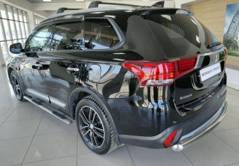 Подержанный автомобиль Mitsubishi Outlander 2018 года (7 фото)
