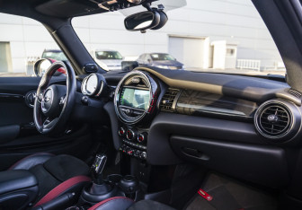 Подержанный автомобиль MINI Hatch 2018 года (12 фото)