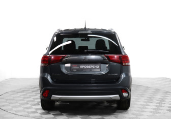 Подержанный автомобиль Mitsubishi Outlander 2016 года (6 фото)
