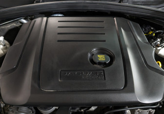 Подержанный автомобиль Jaguar F-Pace 2018 года (9 фото)