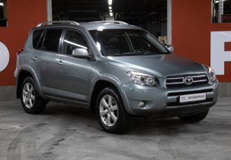 Подержанный автомобиль Toyota RAV4 2008 года (3 фото)