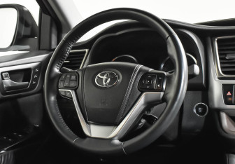 Подержанный автомобиль Toyota Highlander 2014 года (9 фото)