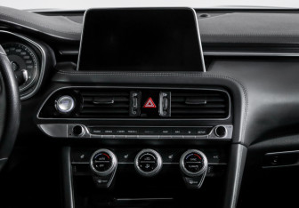 Подержанный автомобиль Genesis G70 2018 года (13 фото)