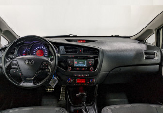 Подержанный автомобиль Kia Ceed Wagon 2014 года (22 фото)