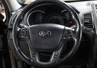 Подержанный автомобиль Kia Sorento 2017 года (17 фото)