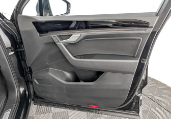 Подержанный автомобиль Volkswagen Touareg 2018 года (26 фото)