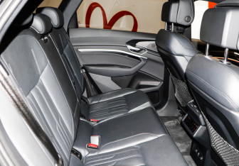 Подержанный автомобиль Audi e-tron 2021 года (23 фото)