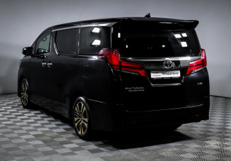 Подержанный автомобиль Toyota Alphard 2018 года (7 фото)
