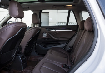 Подержанный автомобиль BMW X1 2021 года (16 фото)