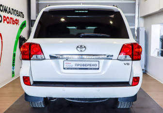 Подержанный автомобиль Toyota Land Cruiser Suv 2014 года (5 фото)