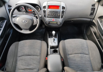 Подержанный автомобиль Kia Ceed Hatchback 2008 года (10 фото)