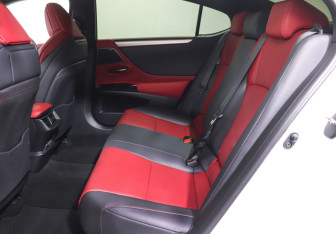 Подержанный автомобиль Lexus ES 2022 года (10 фото)