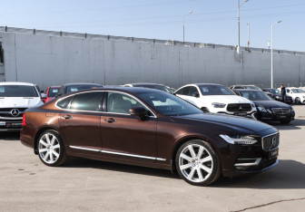 Подержанный автомобиль Volvo S90 2017 года (3 фото)