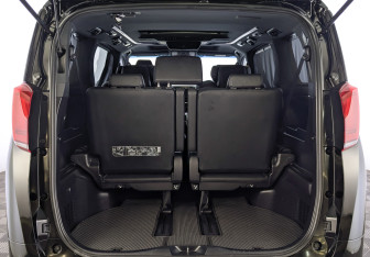 Подержанный автомобиль Toyota Alphard 2018 года (10 фото)