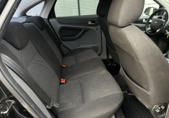 Подержанный автомобиль Ford Focus Sedan 2011 года (14 фото)
