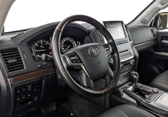 Подержанный автомобиль Toyota Land Cruiser Suv 2021 года (15 фото)