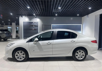 Подержанный автомобиль Peugeot 408 2014 года (6 фото)