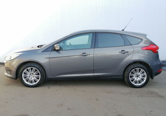 Подержанный автомобиль Ford Focus Hatchback 2015 года (8 фото)