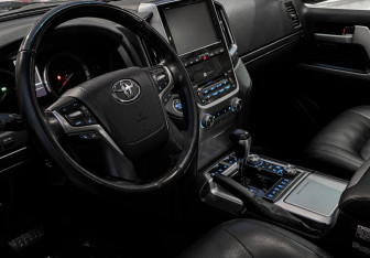 Подержанный автомобиль Toyota Land Cruiser Suv 2019 года (16 фото)