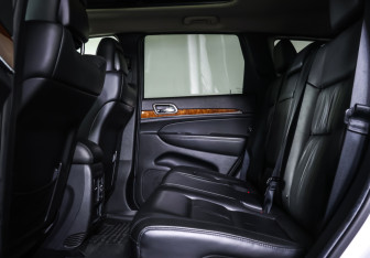 Подержанный автомобиль Jeep Grand Cherokee 2012 года (12 фото)