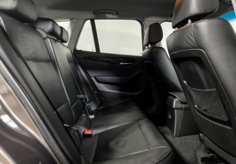 Подержанный автомобиль BMW X1 2011 года (14 фото)