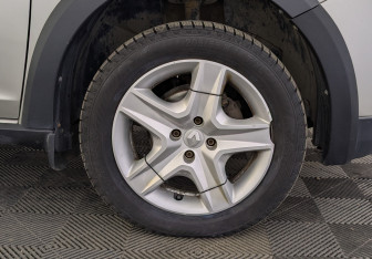 Подержанный автомобиль Renault Sandero 2016 года (12 фото)