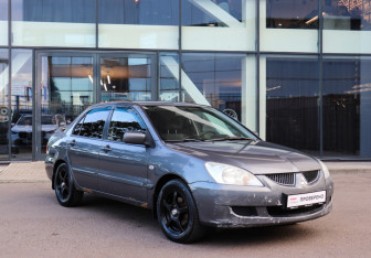 Подержанный автомобиль Mitsubishi Lancer Sedan 2005 года (3 фото)