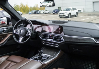 Подержанный автомобиль BMW X5 2020 года (12 фото)