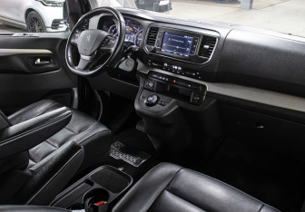 Подержанный автомобиль Peugeot Traveller 2020 года (11 фото)