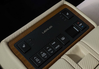 Подержанный автомобиль Lexus ES 2015 года (19 фото)