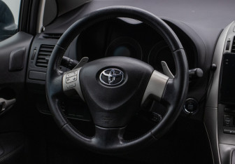 Подержанный автомобиль Toyota Auris Hatchback 2009 года (15 фото)