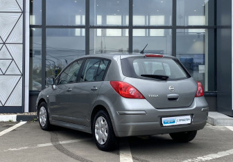 Подержанный автомобиль Nissan Tiida Hatchback 2012 года (7 фото)