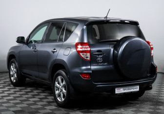 Подержанный автомобиль Toyota RAV4 2011 года (7 фото)